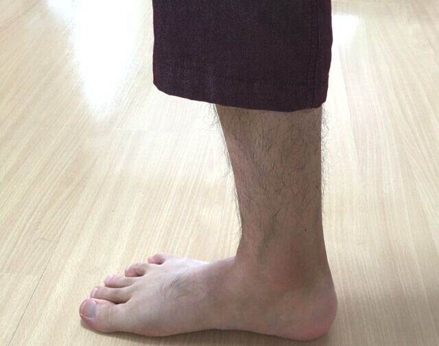 クロップドパンツです。