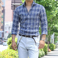 TOKYOlifeの長袖カジュアルシャツのパンツインコーデです。