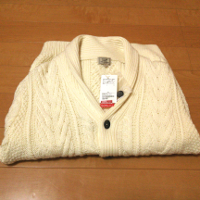 グリーンレーベルのMERCEWOOL ARAN SHAWL カーディガンの畳み状態です。