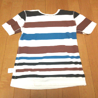 avvのボーダー半袖Tシャツの裏面です。